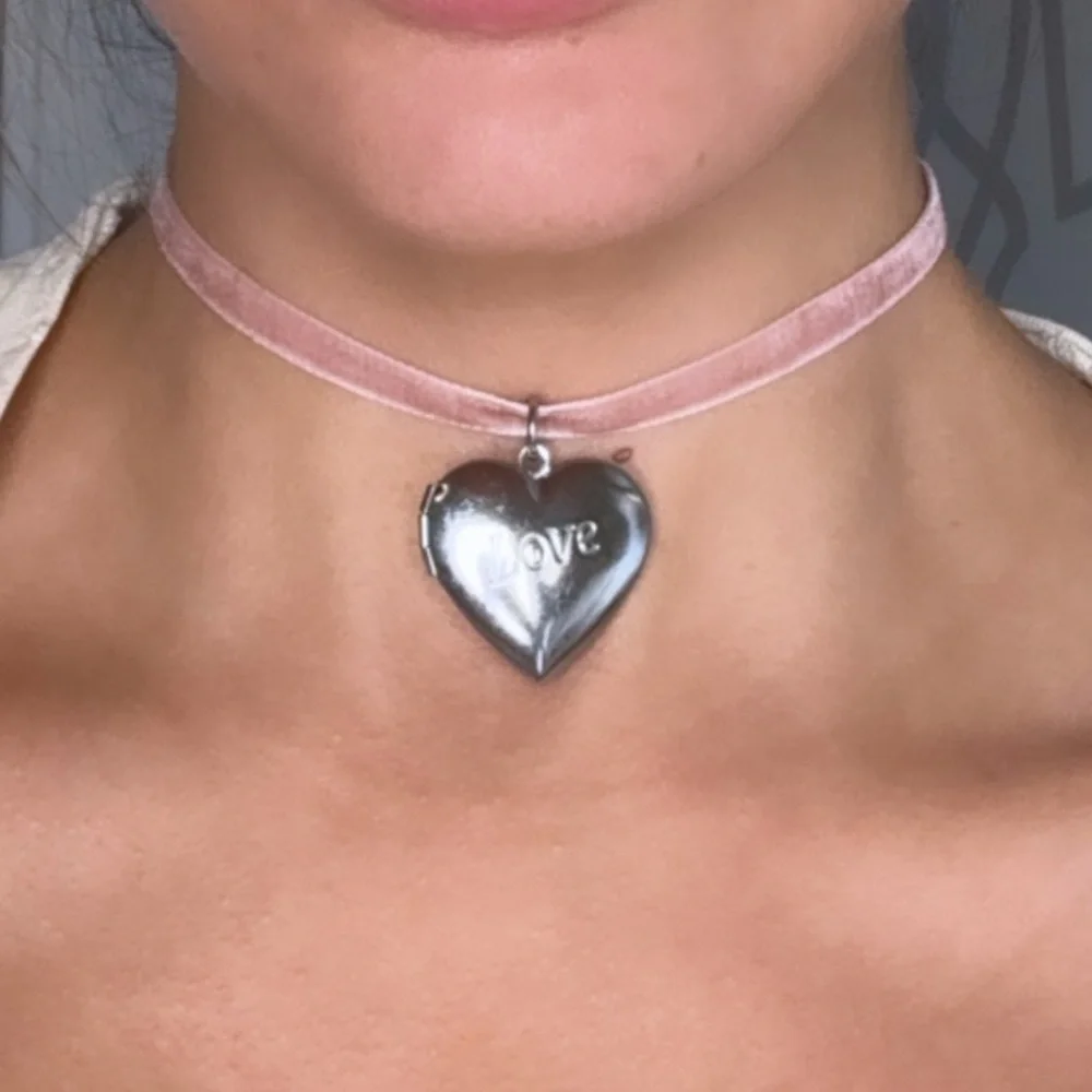 Large vintage love 🤍 locket on dusty pink vintage velvet ribbon - Picture 7 of 7